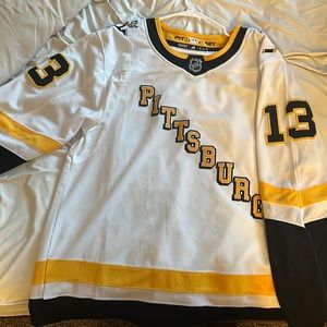 Brandon Tanev pens jersey